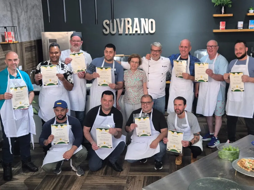 A turma inteira reunida no fim do curso, com os certificados na mão.